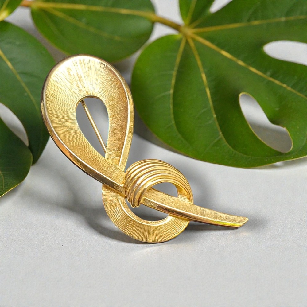 Trifari Vintage Gold Tone Abstract Swirl Pin Brooch